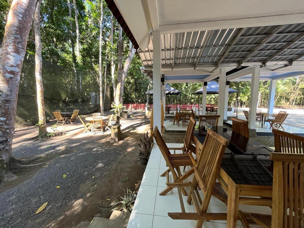 Capital O 92612 Penginapan D'Alas Purwo & Beachnearpadang Savana Sadengan バニュワンギ エクステリア 写真